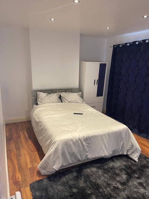 Room Barking Road in Greater London