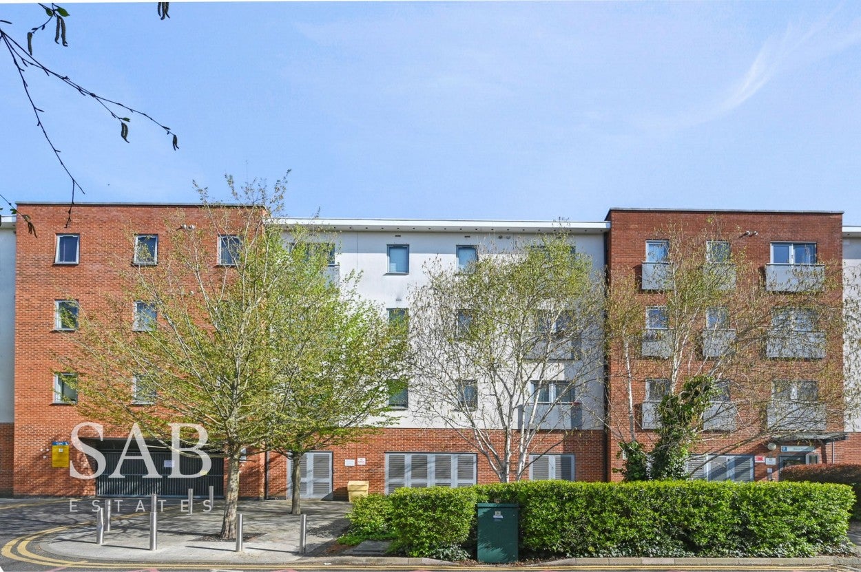 Flat Taywood Road in Greater London