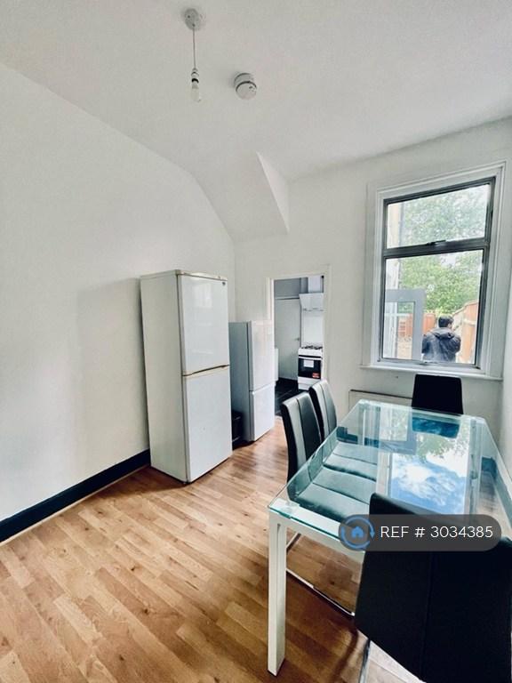 Room Norbury Crescent in Greater London