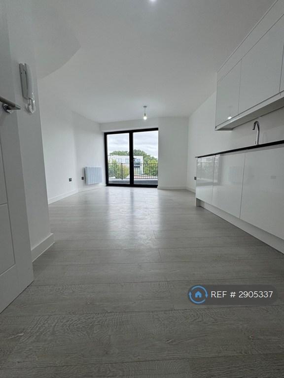 Flat Staines Road in Greater London