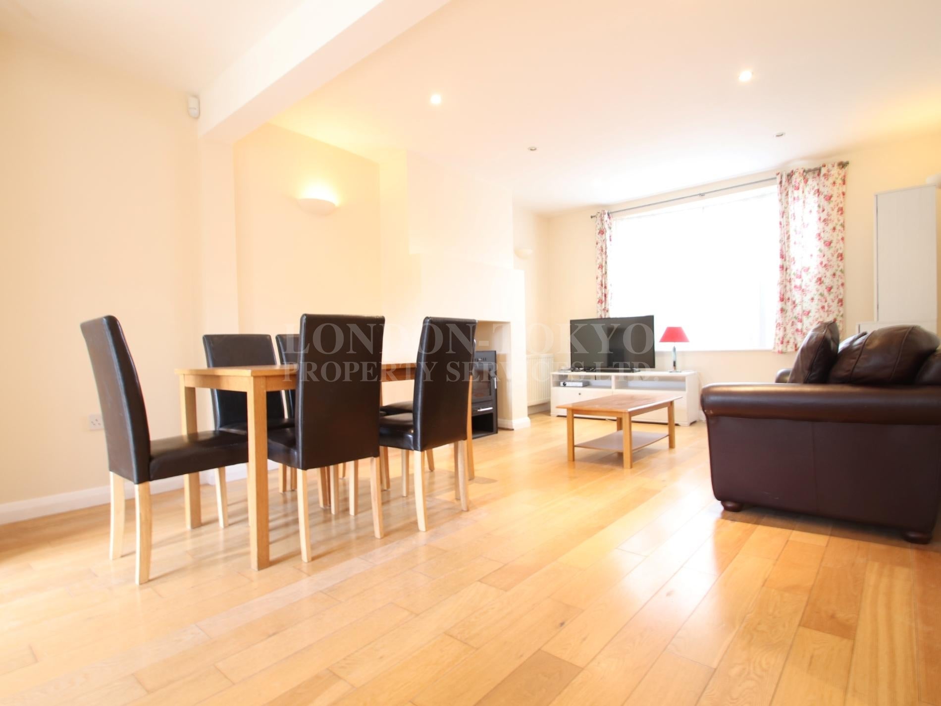 House Saxon Drive in Greater London