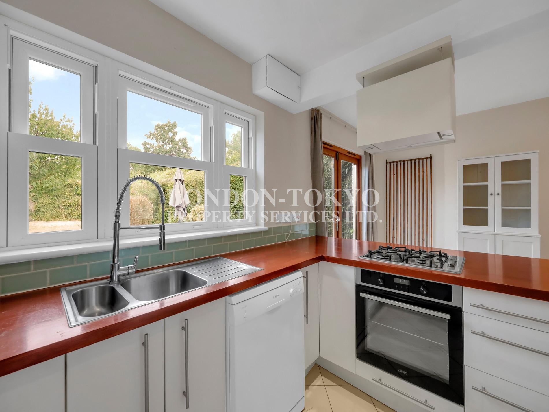 House Saxon Drive in Greater London