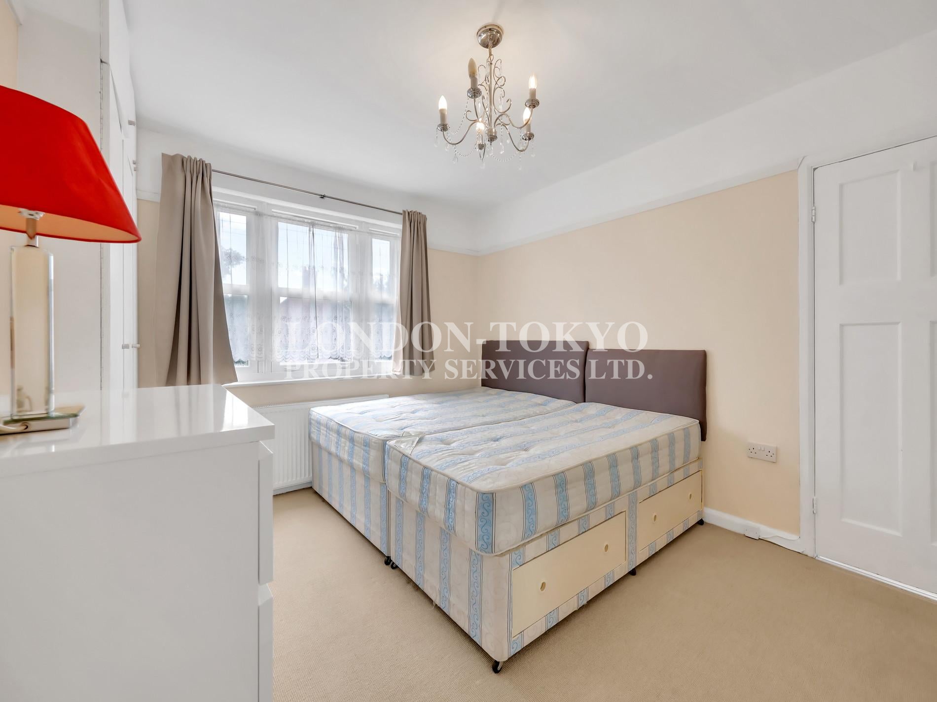 House Saxon Drive in Greater London