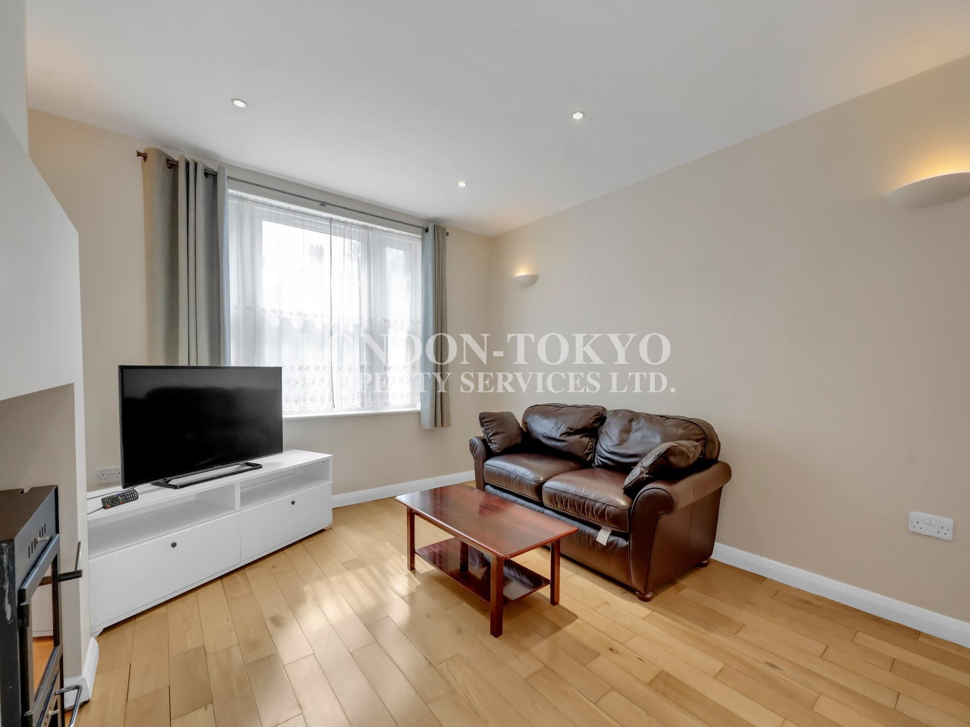 House Saxon Drive in Greater London
