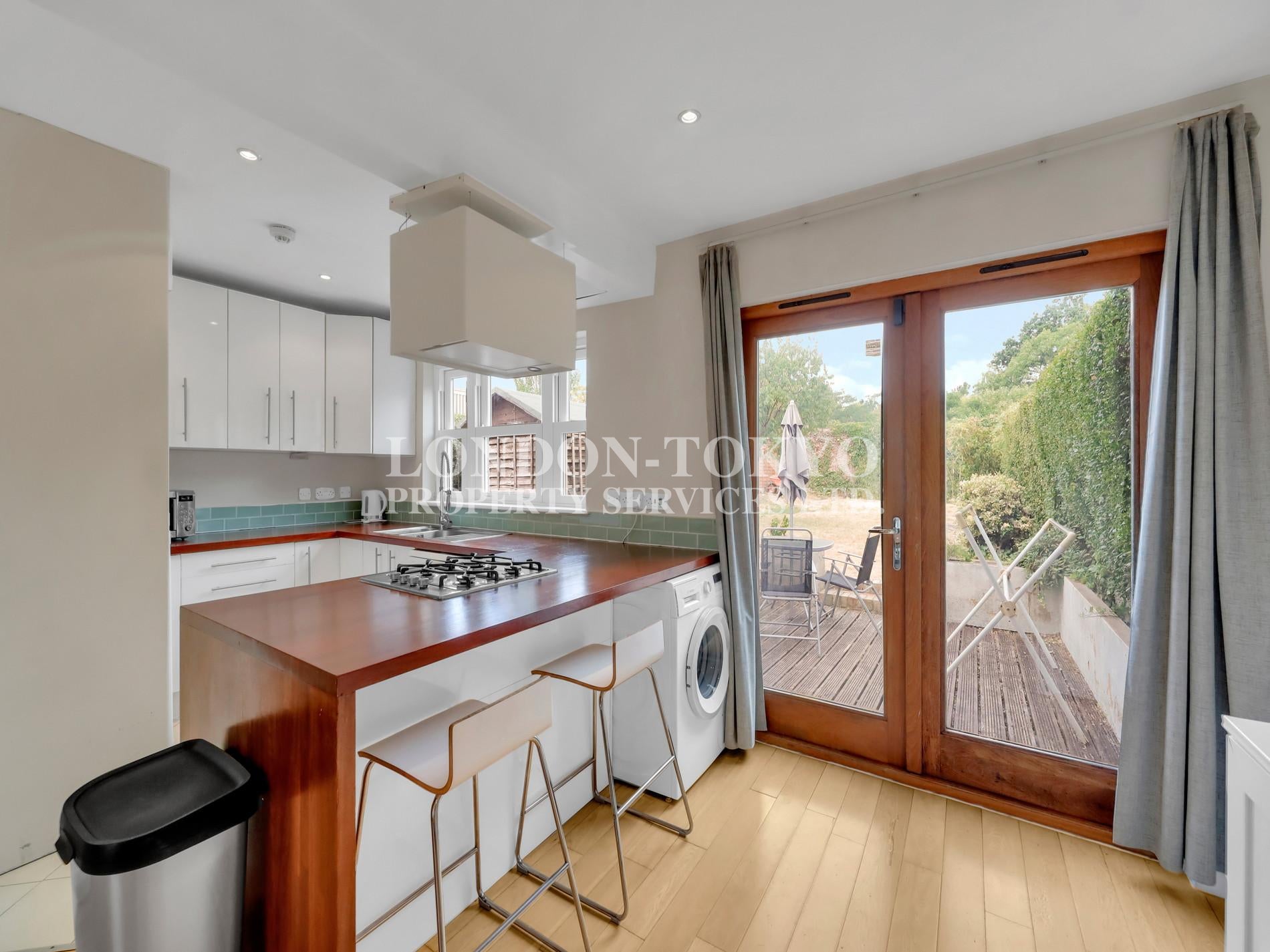House Saxon Drive in Greater London