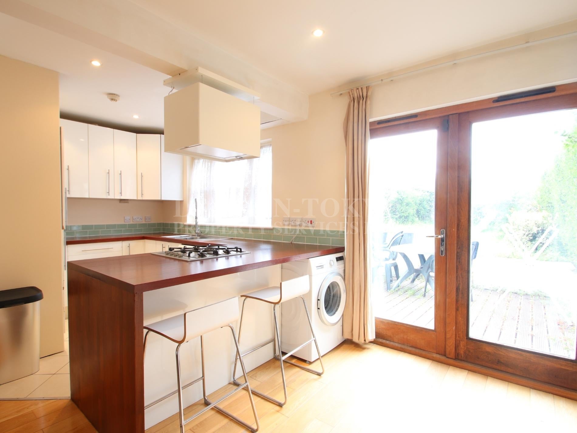 House Saxon Drive in Greater London