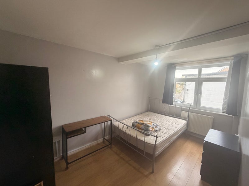 Room Parsonage Street in Greater London