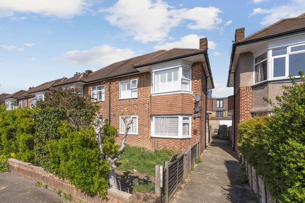 House Davis Road in London