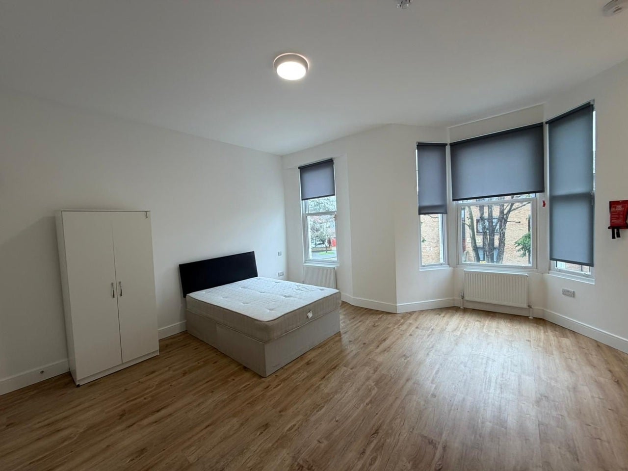 Flat Pownall Gardens in Greater London