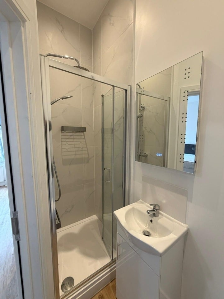 Flat Pownall Gardens in Greater London