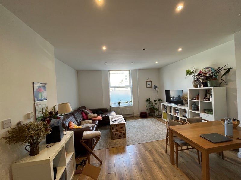 Room Manse Road in Greater London