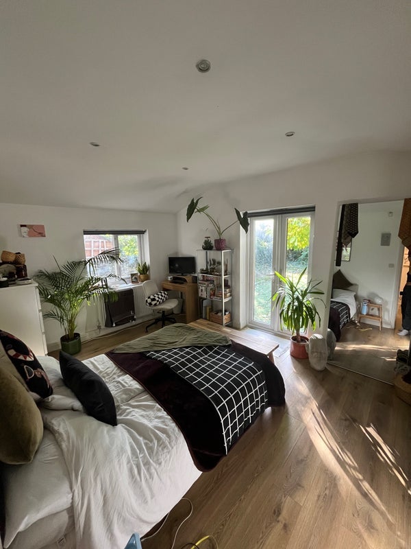 Room Manse Road in Greater London