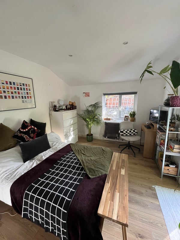 Room Manse Road in Greater London