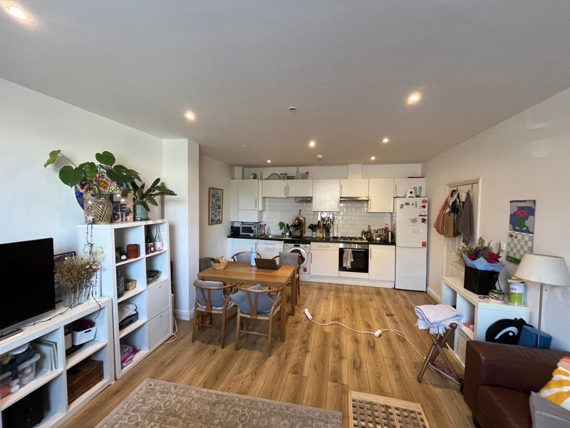 Room Manse Road in Greater London