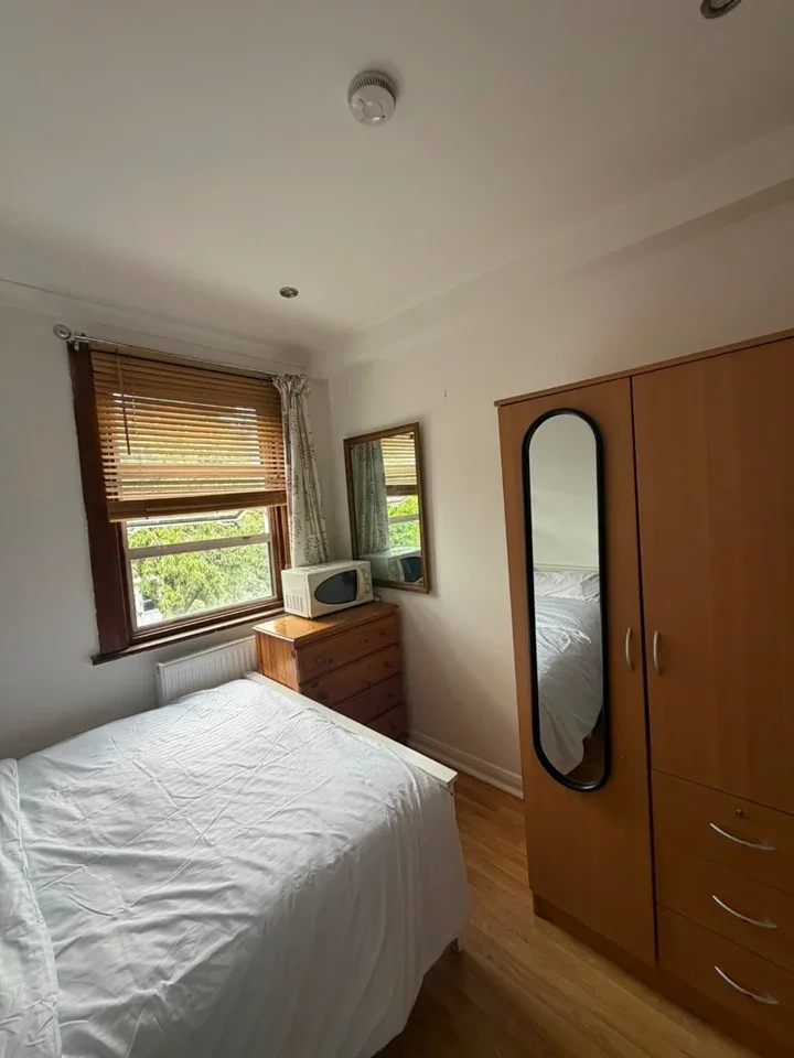 Flat Birkbeck Avenue in Greater London