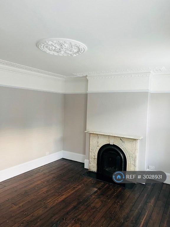 Flat Reighton Road in Greater London