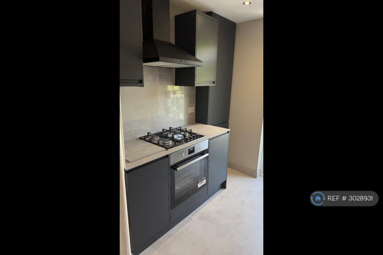 Flat Reighton Road in Greater London