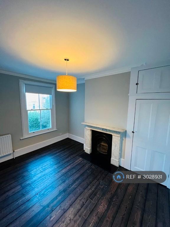 Flat Reighton Road in Greater London