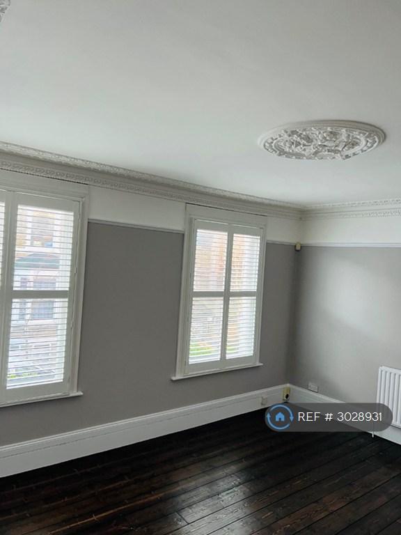 Flat Reighton Road in Greater London