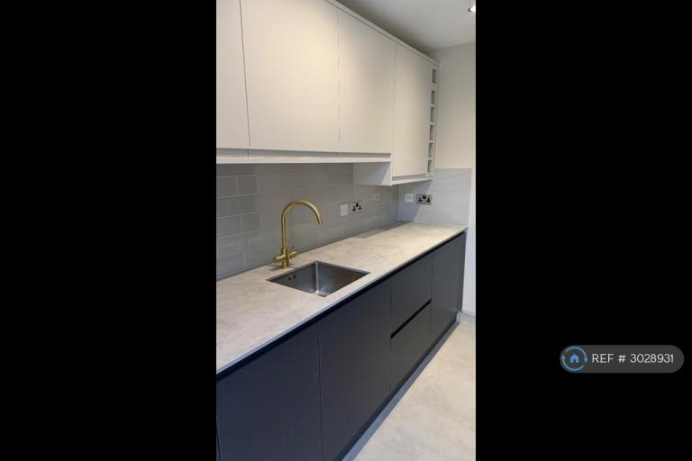 Flat Reighton Road in Greater London