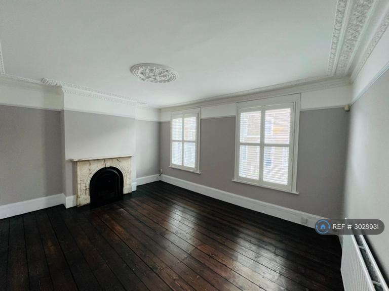 Flat Reighton Road in Greater London