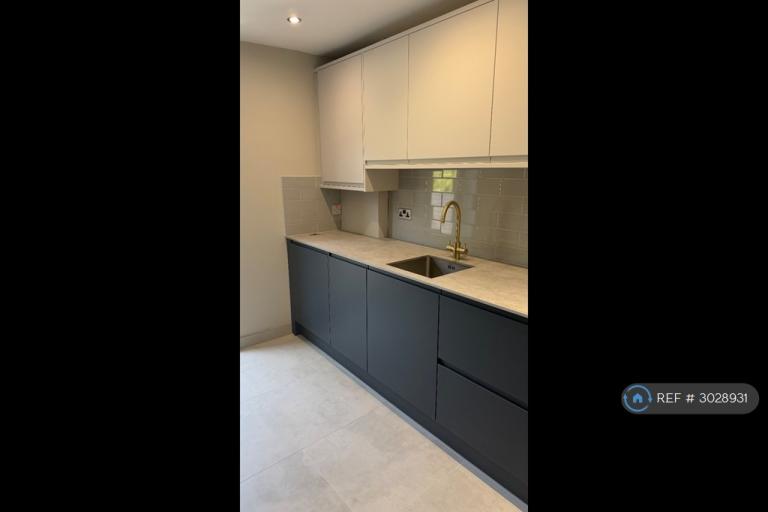Flat Reighton Road in Greater London