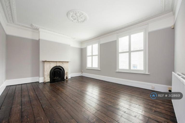 Flat Reighton Road in Greater London
