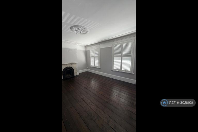 Flat Reighton Road in Greater London