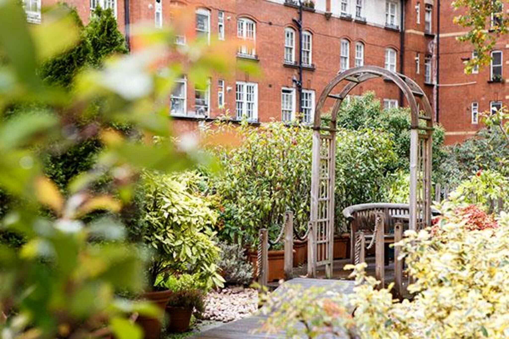 Flat Cartwright Gardens in Greater London