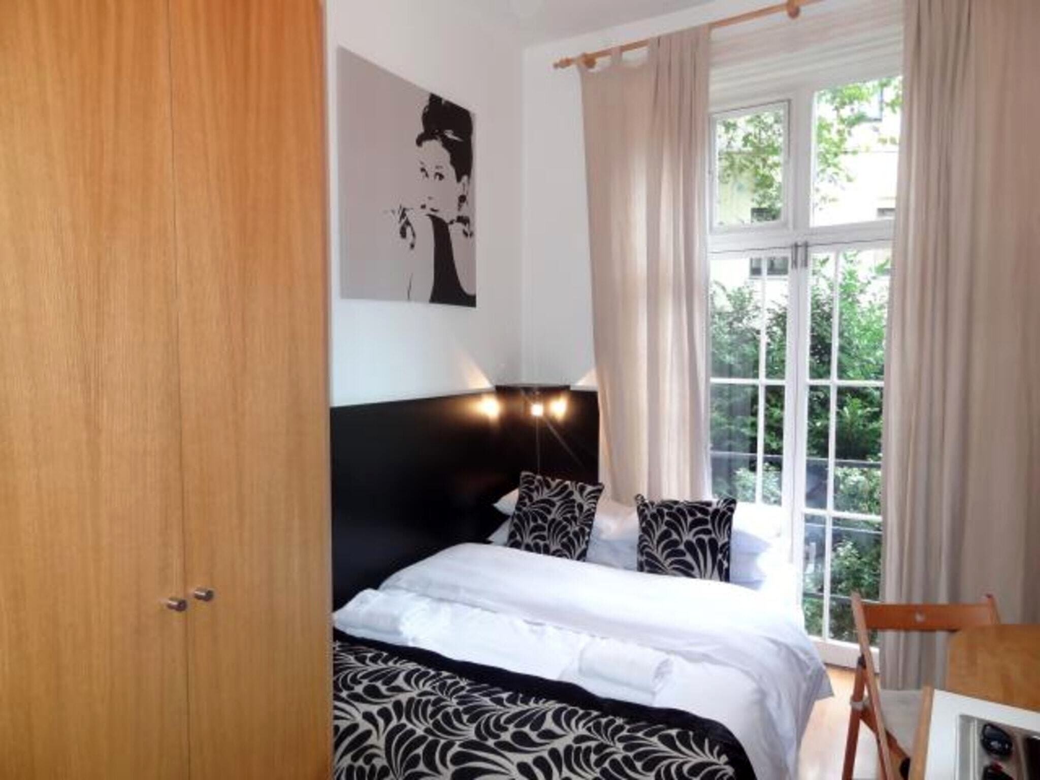 Flat Cartwright Gardens in Greater London