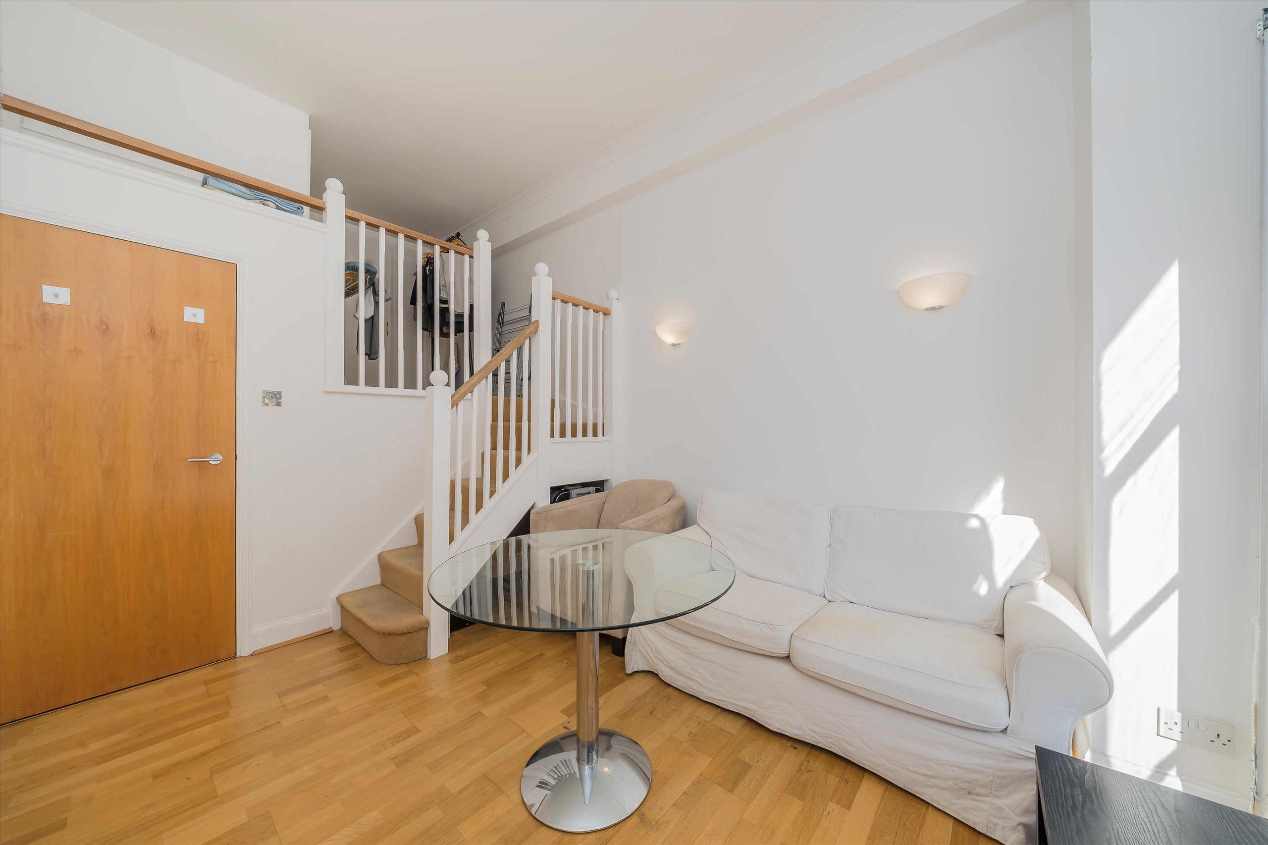 Flat Belvedere Road in Greater London