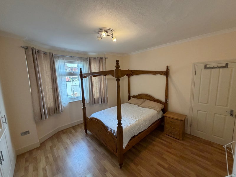 Room Chimes Avenue in Greater London