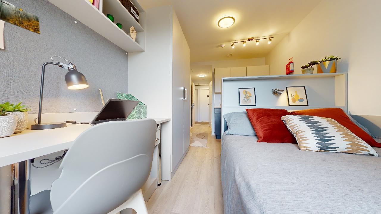 Flat Isledon Road in Greater London