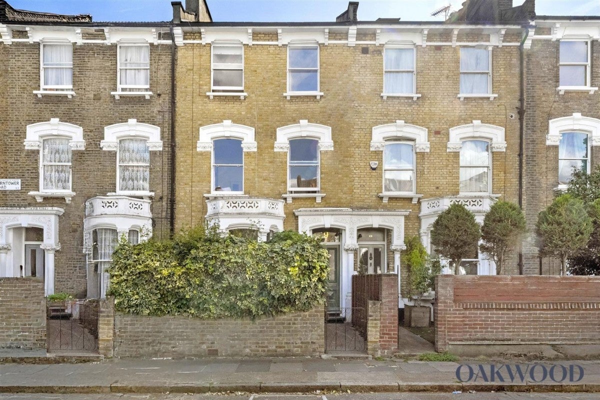 Flat Ferntower Road in Greater London