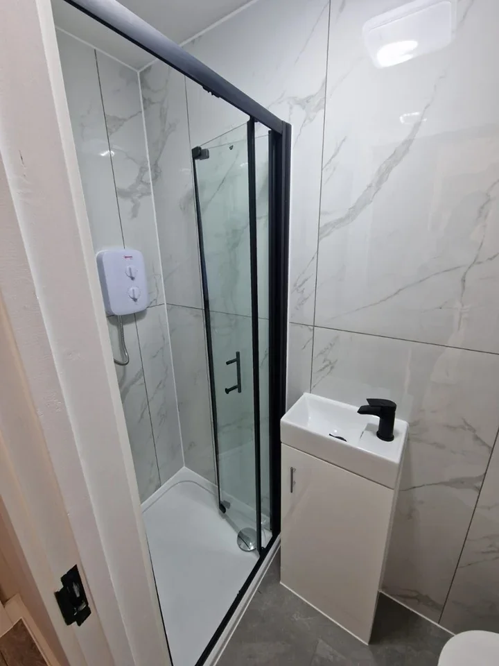 Room Brightside Avenue in Borough of Spelthorne