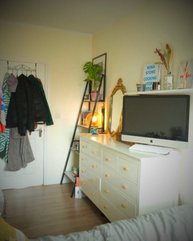 Room Clifden Road in Greater London