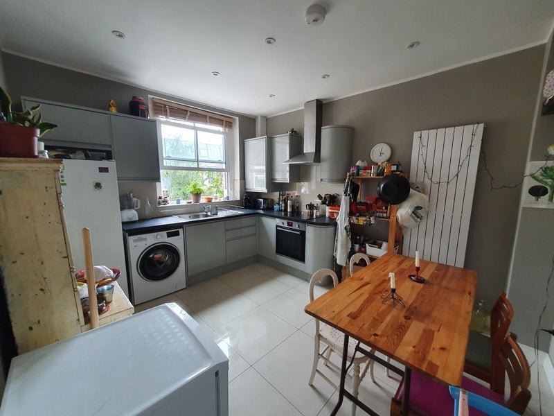 Room Clifden Road in Greater London