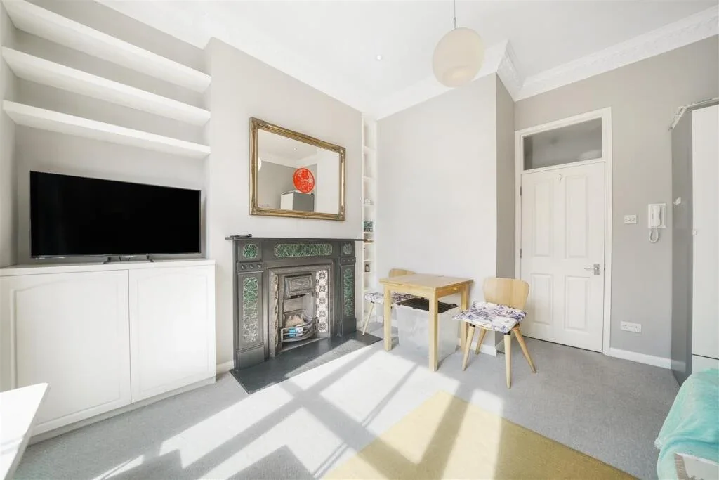 Flat Bassein Park Road in Greater London