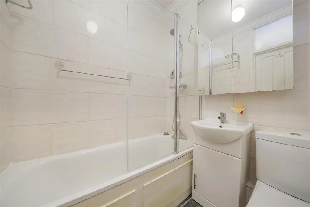 Flat Bassein Park Road in Greater London