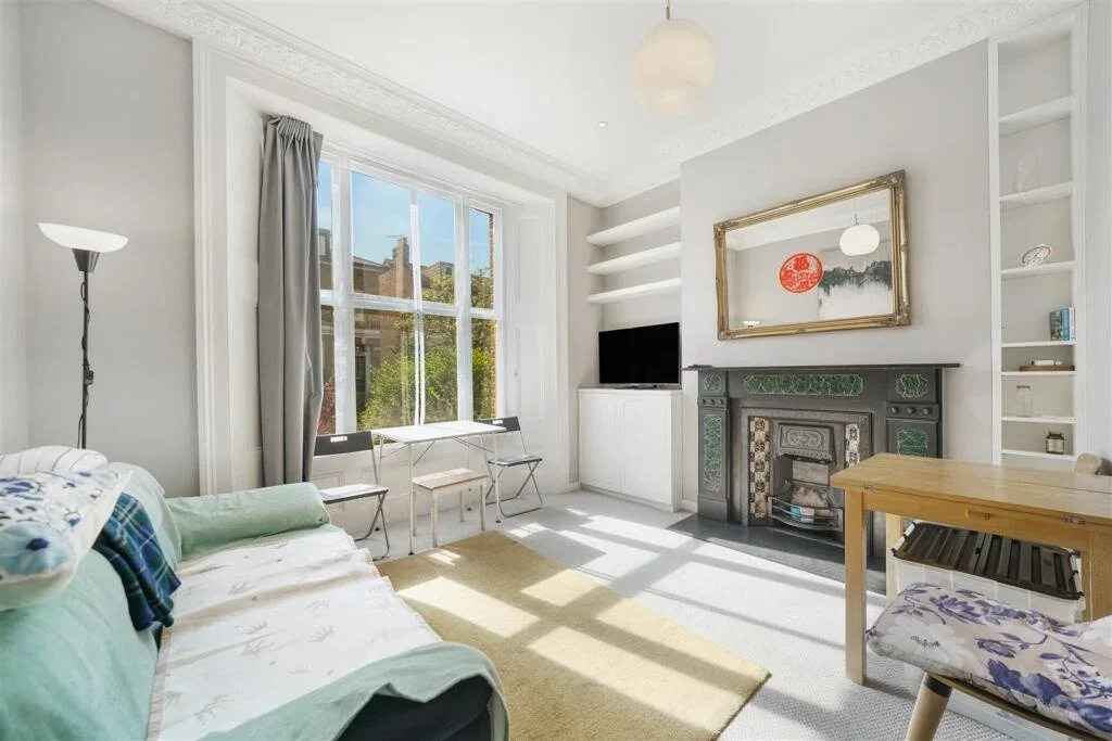 Flat Bassein Park Road in Greater London