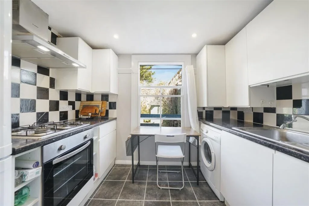 Flat Bassein Park Road in Greater London