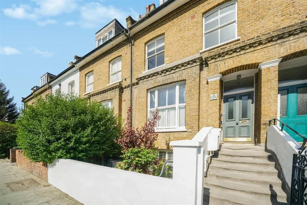 Flat Bassein Park Road in Greater London