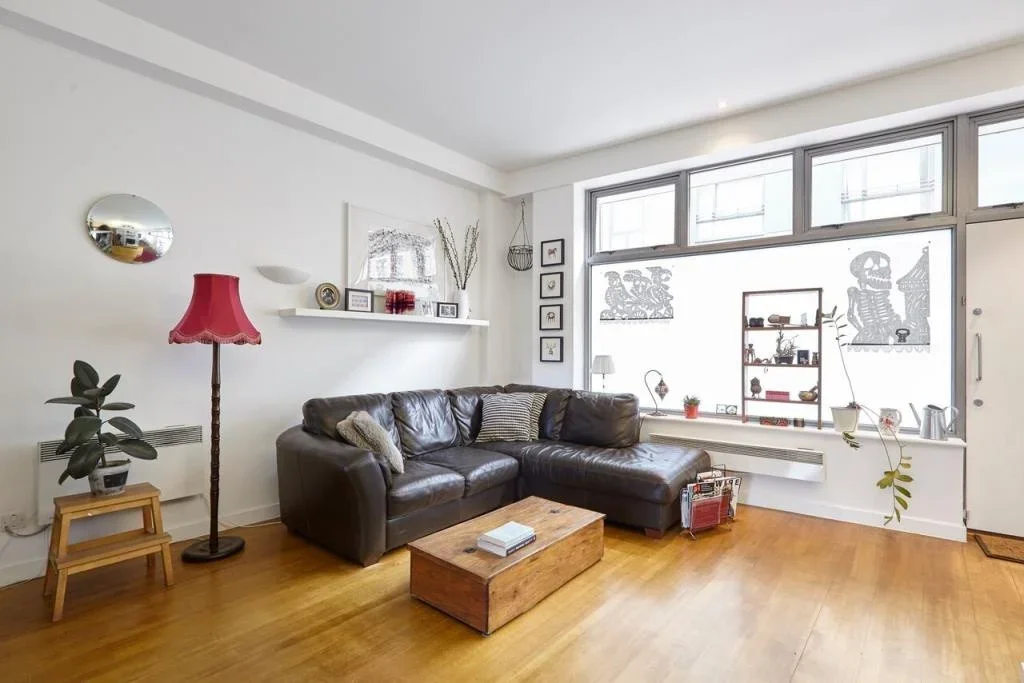 Flat Bacon Street in Greater London