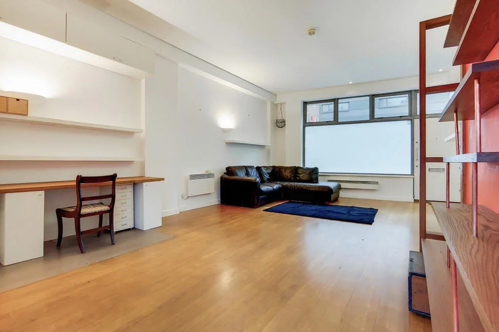 Flat Bacon Street in Greater London