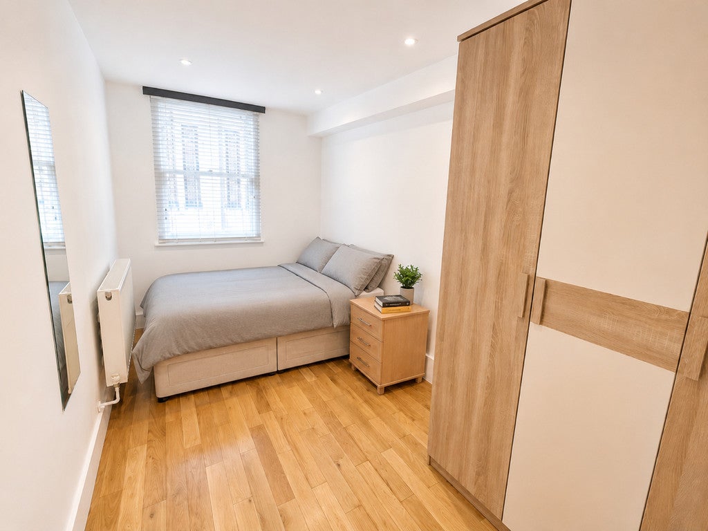 Flat Navigator Square in Greater London
