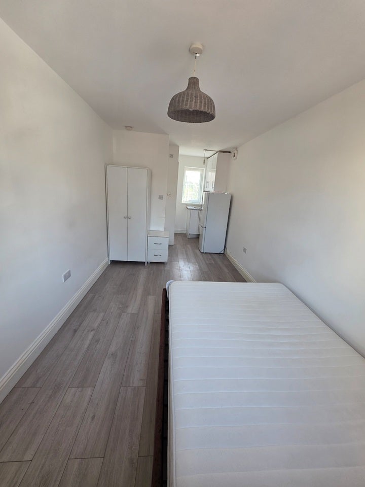 Room Warfield Road in Greater London