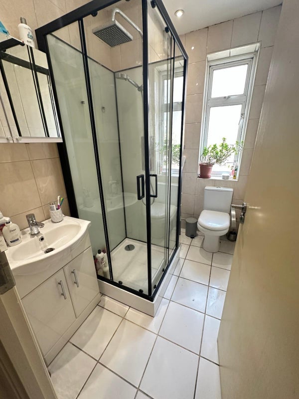 Room West Road in Greater London