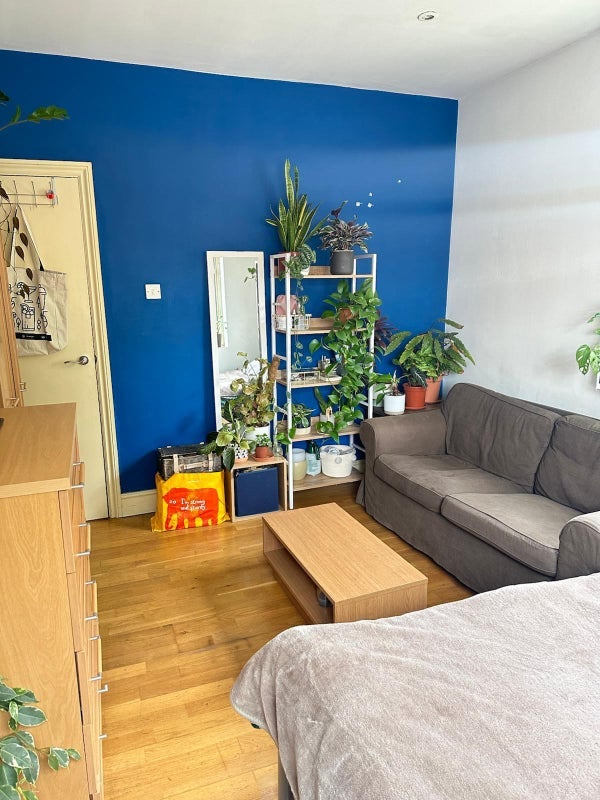 Room West Road in Greater London