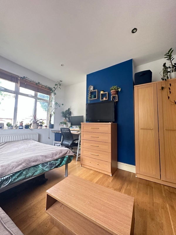 Room West Road in Greater London