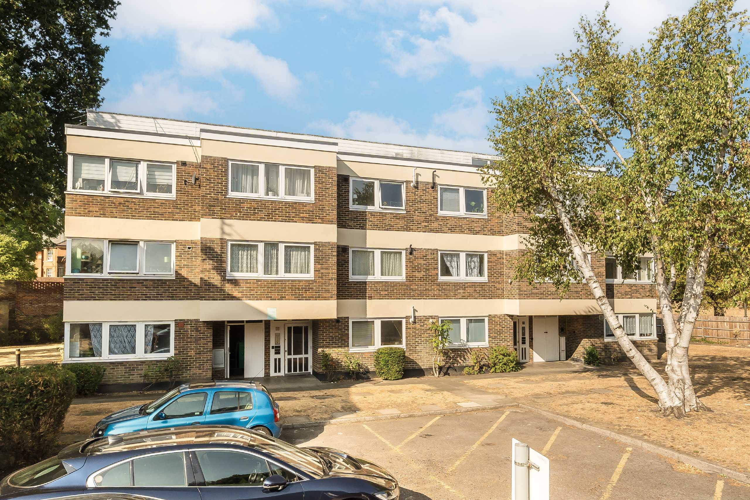 Flat Clifton Road in Greater London